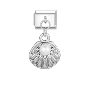 Detalle del colgante de concha plateada con perla para pulsera de estilo italiano