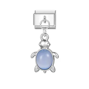 Vista detallada del amuleto de tortuga plateada con piedra azul para pulseras modulares.