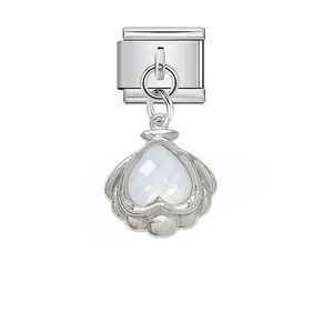 Detalle de charm modular italiano plateado con colgante de corazón en forma de concha blanca