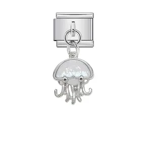 Primer plano de un charm italiano de medusa en plata con incrustación de nácar real