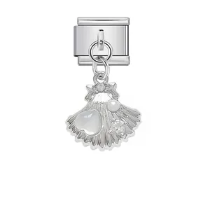 Vista detallada del charm italiano con colgante de concha y detalles de cristal