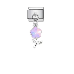 Detailansicht eines italienischen Charm-Glieds aus Edelstahl mit rosa Kristallblume