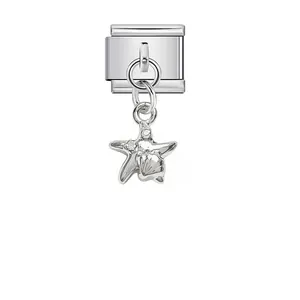 Vista detallada de un charm italiano con diseño de estrella de mar y caracola plateada
