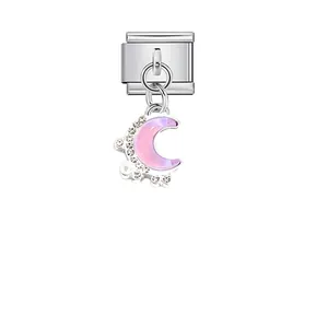 Detailaufnahme eines rosa Kristall-Mond-Anhängers an einem silbernen Modularmband aus Edelstahl