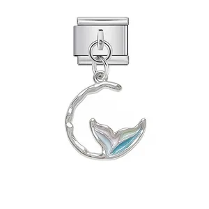 Vista detallada de un charm italiano con cola de sirena en esmalte colorido y luna