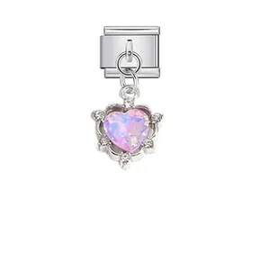 Detailansicht eines rosa herzförmigen Kristall-Modul-Charms für elegante DIY-Armbänder.