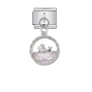 Colgante de ballena de plata para pulsera modular italiana con piedra rosa facetada.