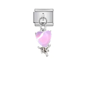 Detailansicht eines rosa Herz-Kristallanhängers an einem Edelstahl-Glied.
