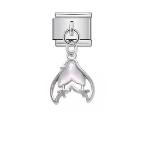Detalle del módulo de charm italiano con colgante de cola de sirena nacarada y estrellitas