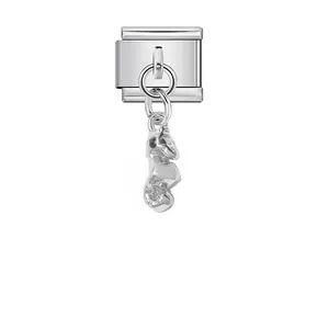 Vista detallada de un colgante con forma de concha plateada para pulseras de estilo italiano.