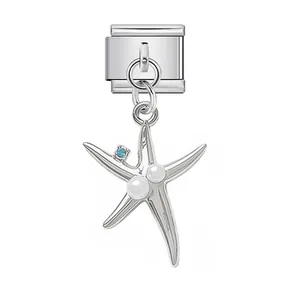 Primer plano de charm italiano estrella de mar plata con perla y gema azul