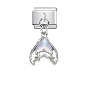 Primer plano de charm italiano plateado con cola de sirena nacarada y detalles de estrellas