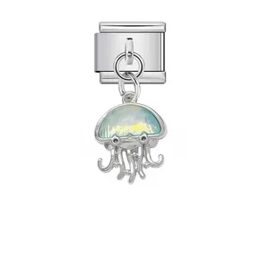 Detalle de un eslabón de charm italiano en plata con un bonito colgante de medusa.