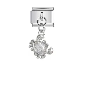 Detalle macro de un charm italiano modular de plata con un colgante de cangrejo de cristal