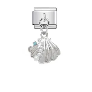 Detalle de charm italiano de concha plateada con perlas blancas y cristal azul