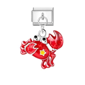 Detailansicht eines roten Krabben-Modular-Charm für Armbänder mit gelbem Sternmuster.
