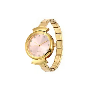 Nahaufnahme des goldenen modularen Edelstahlarmbandes und der rosa Quarzuhr für Damen