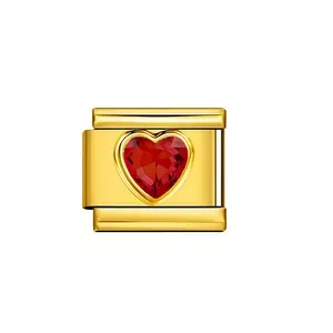 Detaillierte Makroansicht eines goldfarbenen italienischen Charms mit rotem Herzkristall