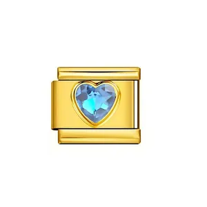 Detailansicht eines goldenen Edelstahl-Modular-Charms mit blauem Kristallherz-Einsatz