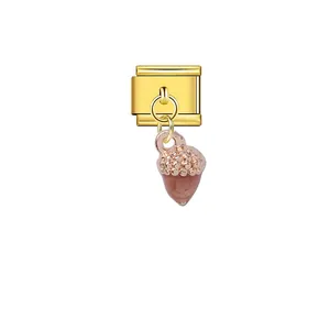 Detail eines goldenen italienischen Charm-Moduls mit einem hängenden Eichel-Anhänger.