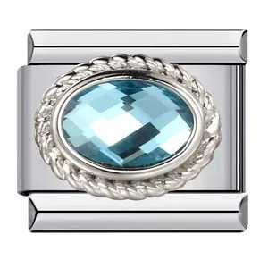 Vista detallada de dije con piedra azul para pulsera modular italiana de acero inoxidable