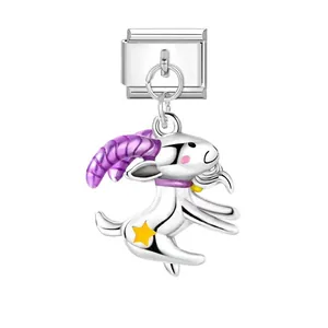 Nahaufnahme des silbernen Steinbock-Charms für italienische DIY-Armbänder