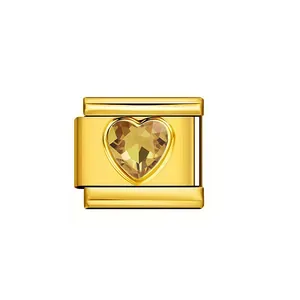 Nahaufnahme des goldenen italienischen Charm-Glieds mit gelbem Kristallherz-Anhänger