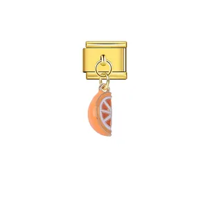 Abalorio modular italiano artesanal con un simpático colgante de rodaja de naranja dorado