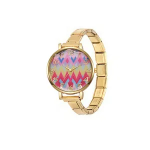 Gros plan d'une montre en acier doré avec un cadran bohème coloré à chevrons