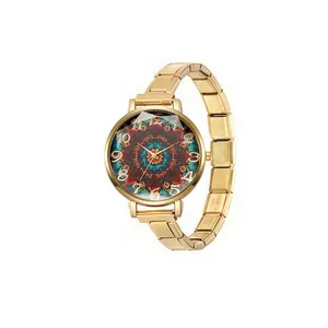 Vue détaillée d'une montre à quartz dorée pour femme avec cadran mandala coloré.
