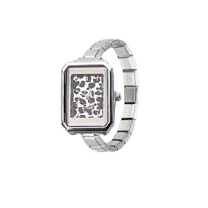 Nahaufnahme einer rechteckigen Armbanduhr mit Leopardenmuster und Edelstahlarmband
