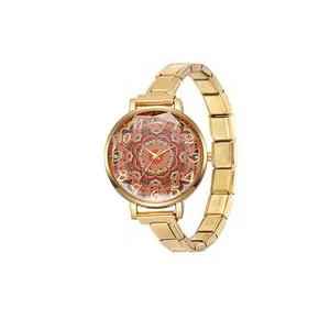 Vue détaillée d'une montre en acier doré avec un cadran à motif mandala coloré.