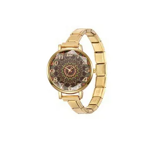 Vue détaillée d'une montre à quartz dorée pour femme avec cadran à motif mandala
