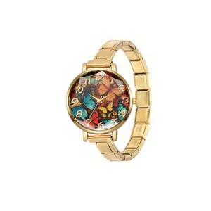 Vue détaillée d'une montre en acier doré avec un cadran à motif papillon vibrant