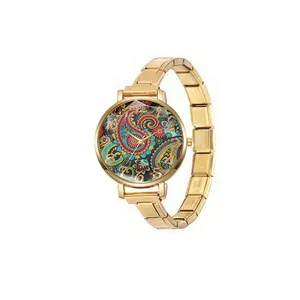 Vue détaillée d'une montre dorée bohème pour femme avec cadran à motifs colorés