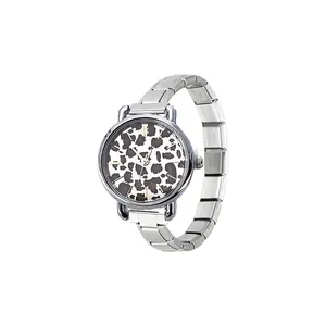 Detailansicht einer silbernen Edelstahluhr mit Leopardenmuster und Modular-Armband