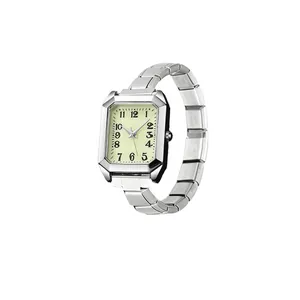 Elegante vierkante kwartshorloge met een zilveren modulaire roestvrijstalen band