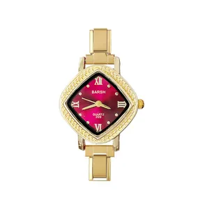 Vue détaillée d'une montre à quartz pour femme avec cadran magenta et bracelet doré