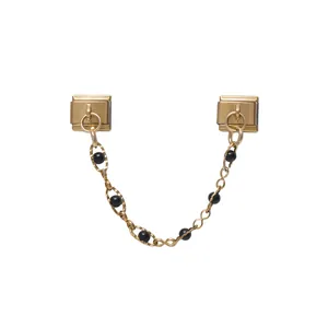 Dettaglio charm modulare in acciaio dorato con perline nere per bracciale fai-da-te.