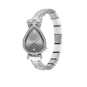 Reloj de cuarzo plateado con forma de gota y correa modular de acero inoxidable para mujer.