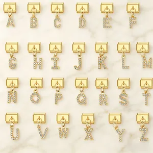 Umfassende Kollektion von 26 vergoldeten Alphabet-Anhängern mit Kristallen für DIY-Schmuck