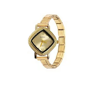 Vue détaillée d'une montre à quartz en forme de losange avec bracelet modulaire doré