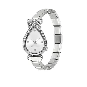 Vista detallada del reloj de cuarzo plateado con bisel de diamantes de imitación y correa
