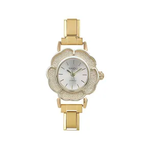Elegante goldene Quarzuhr in Kamelienform für Damen mit Gliederarmband aus Edelstahl