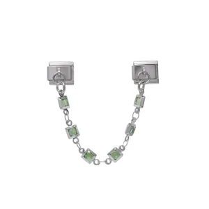 Primo piano di charm per bracciale modulare in acciaio con pietre quadrate verdi
