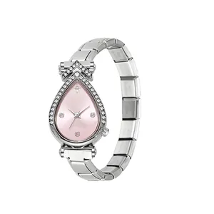 Vista detallada del reloj de cuarzo para mujer con esfera de lágrima y correa de acero