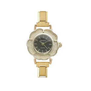 Detailansicht der eleganten, goldfarbenen Quarzuhr in Kamelienform für Damen