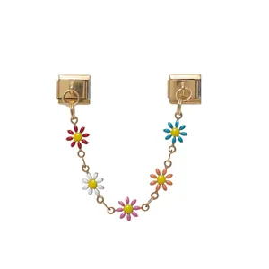 Dettaglio di maglie per bracciale italiano in acciaio dorato con margherite smaltate colorate