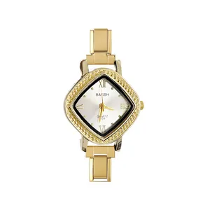 Vue détaillée d'une montre à quartz dorée en forme de losange pour femme avec bracelet