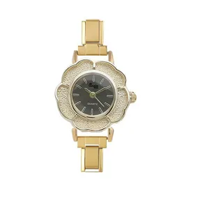 Elegante goldene Kamelienblüten-Quarzuhr mit verstellbarem Edelstahlarmband für Damen